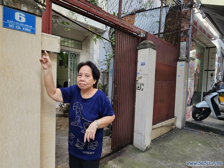 Hơn 6 tháng bị Văn phòng đăng ký đất Bình Thạnh "treo" sang tên vì nhà có người lạ đứng tên - Ảnh 1.