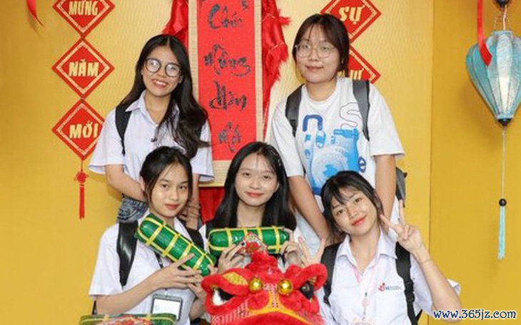 Trường đại học tặng quà， vé xe Tết， 'lì xì' cho sinh viên - Ảnh 3.